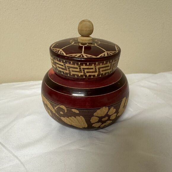 Hand Carved Wooden Ginger Jar Round Floral Pattern Lid Red Lacquered. Salt spice - Picture 1 of 12